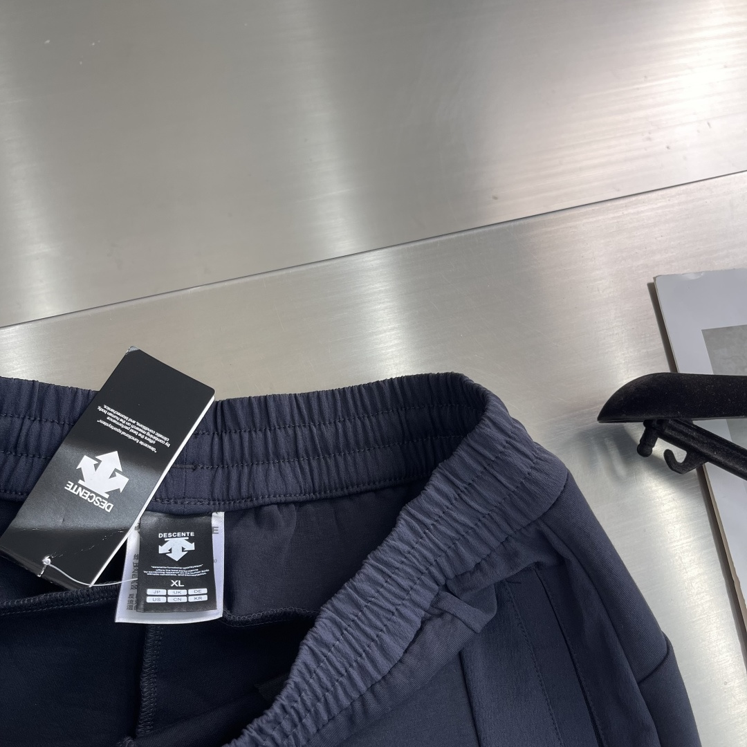 -迪桑特 秋日衣橱里，一条兼具舒适与型格的卫裤必不可少，这款秋季男士束脚口卫裤便是优选。它采用定制斐乐棉