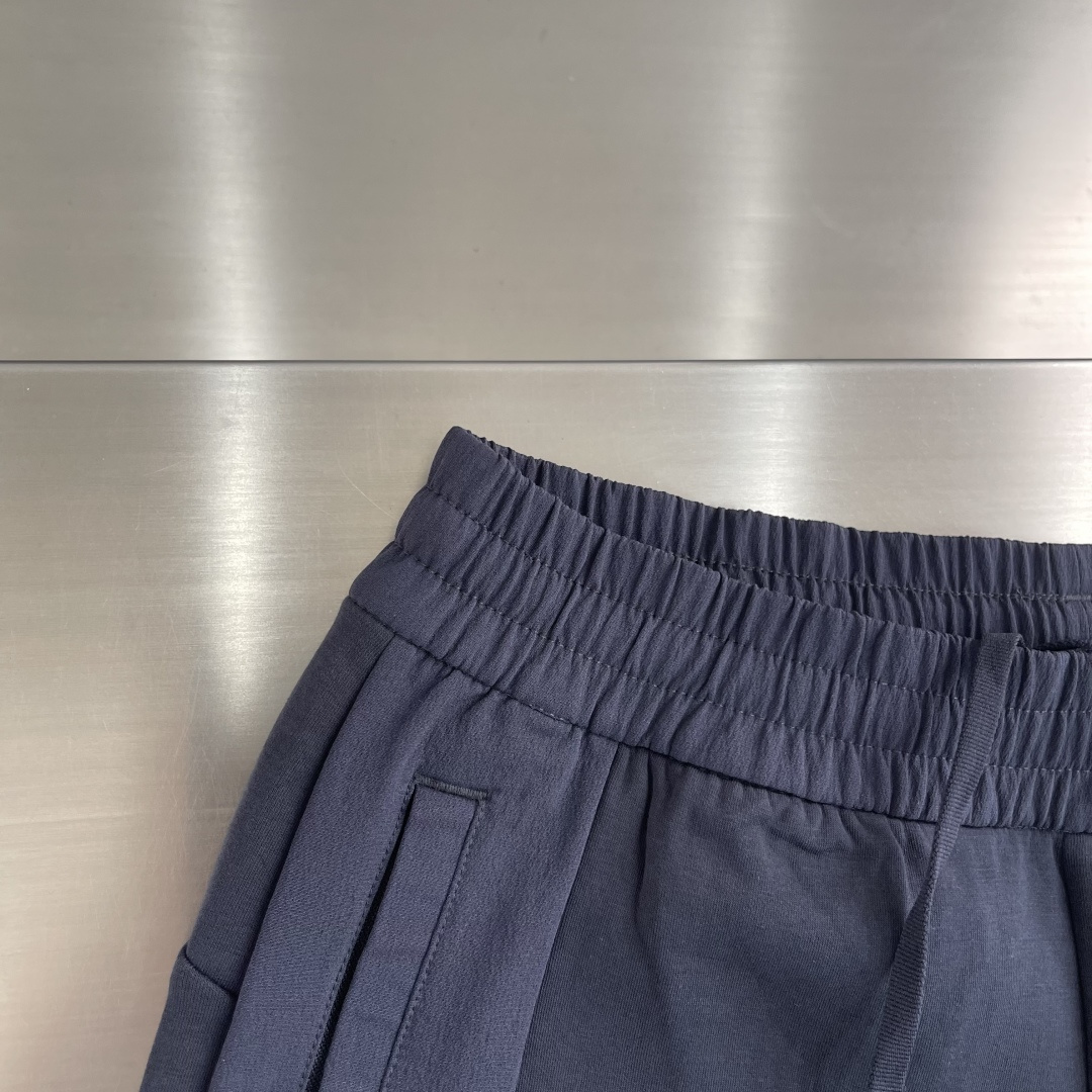 -迪桑特 秋日衣橱里，一条兼具舒适与型格的卫裤必不可少，这款秋季男士束脚口卫裤便是优选。它采用定制斐乐棉