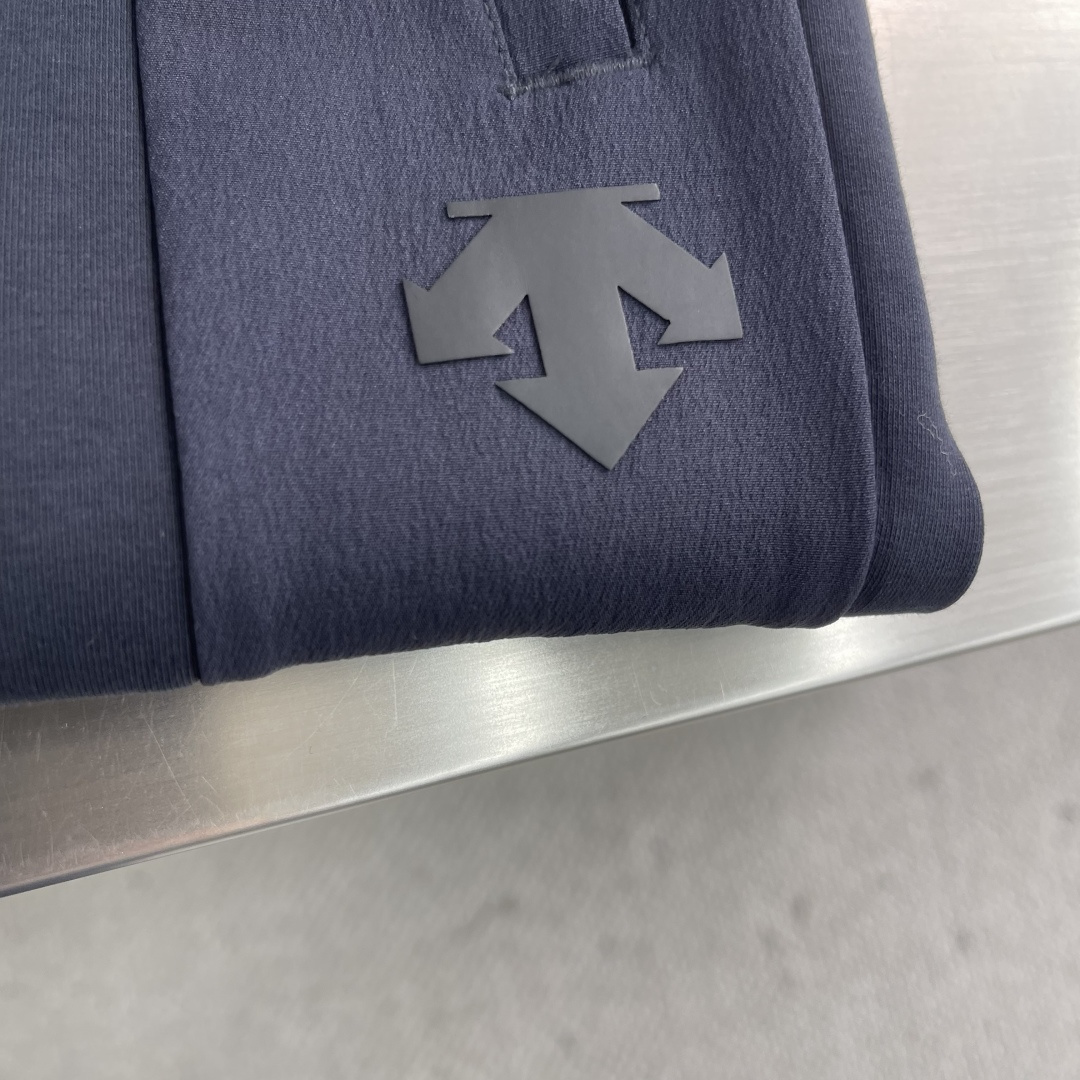 -迪桑特 秋日衣橱里，一条兼具舒适与型格的卫裤必不可少，这款秋季男士束脚口卫裤便是优选。它采用定制斐乐棉