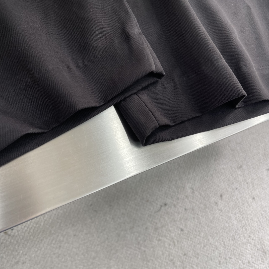 -LOEW 搭扣阔腿长裤定制紧致棉质斜纹精纺料 垂感爽滑 细腻透气 以独特卡其色为底色 质朴而尽显高雅 