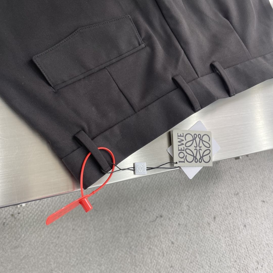 -LOEW 搭扣阔腿长裤定制紧致棉质斜纹精纺料 垂感爽滑 细腻透气 以独特卡其色为底色 质朴而尽显高雅 