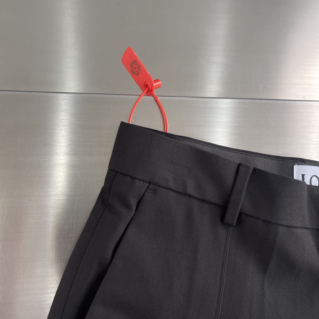 -LOEW 搭扣阔腿长裤定制紧致棉质斜纹精纺料 垂感爽滑 细腻透气 以独特卡其色为底色 质朴而尽显高雅 