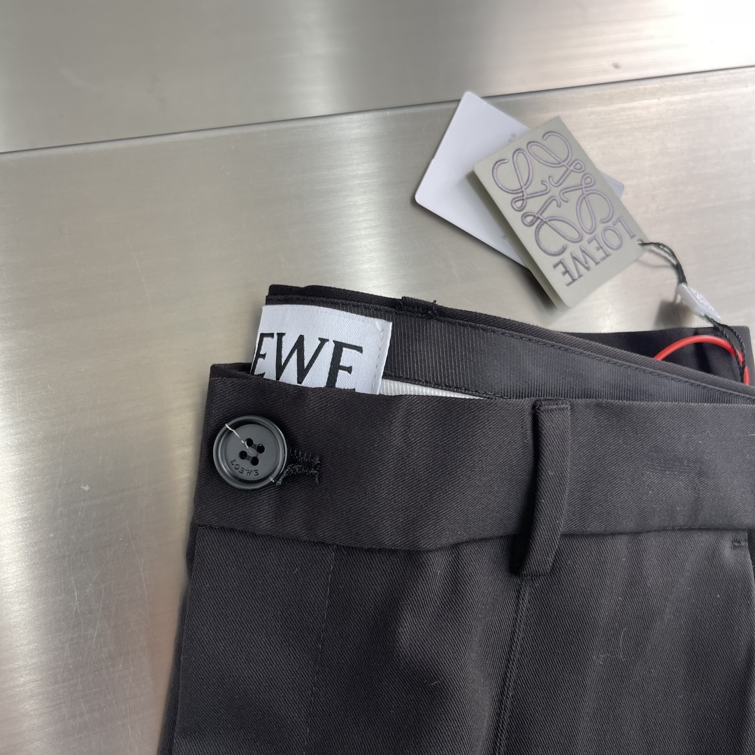 -LOEW 搭扣阔腿长裤定制紧致棉质斜纹精纺料 垂感爽滑 细腻透气 以独特卡其色为底色 质朴而尽显高雅 