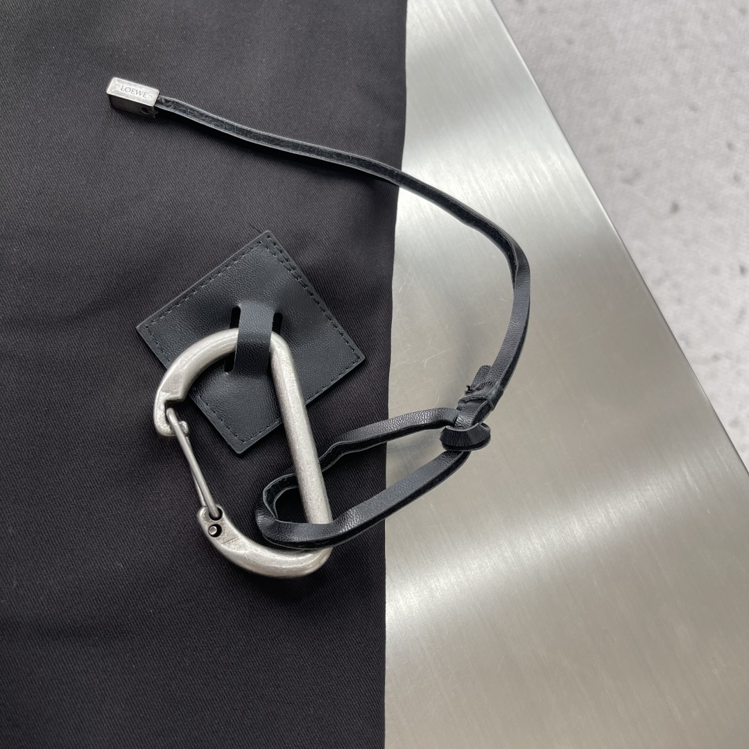 -LOEW 搭扣阔腿长裤定制紧致棉质斜纹精纺料 垂感爽滑 细腻透气 以独特卡其色为底色 质朴而尽显高雅 