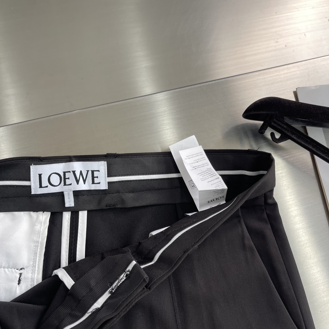 -LOEW 搭扣阔腿长裤定制紧致棉质斜纹精纺料 垂感爽滑 细腻透气 以独特卡其色为底色 质朴而尽显高雅 