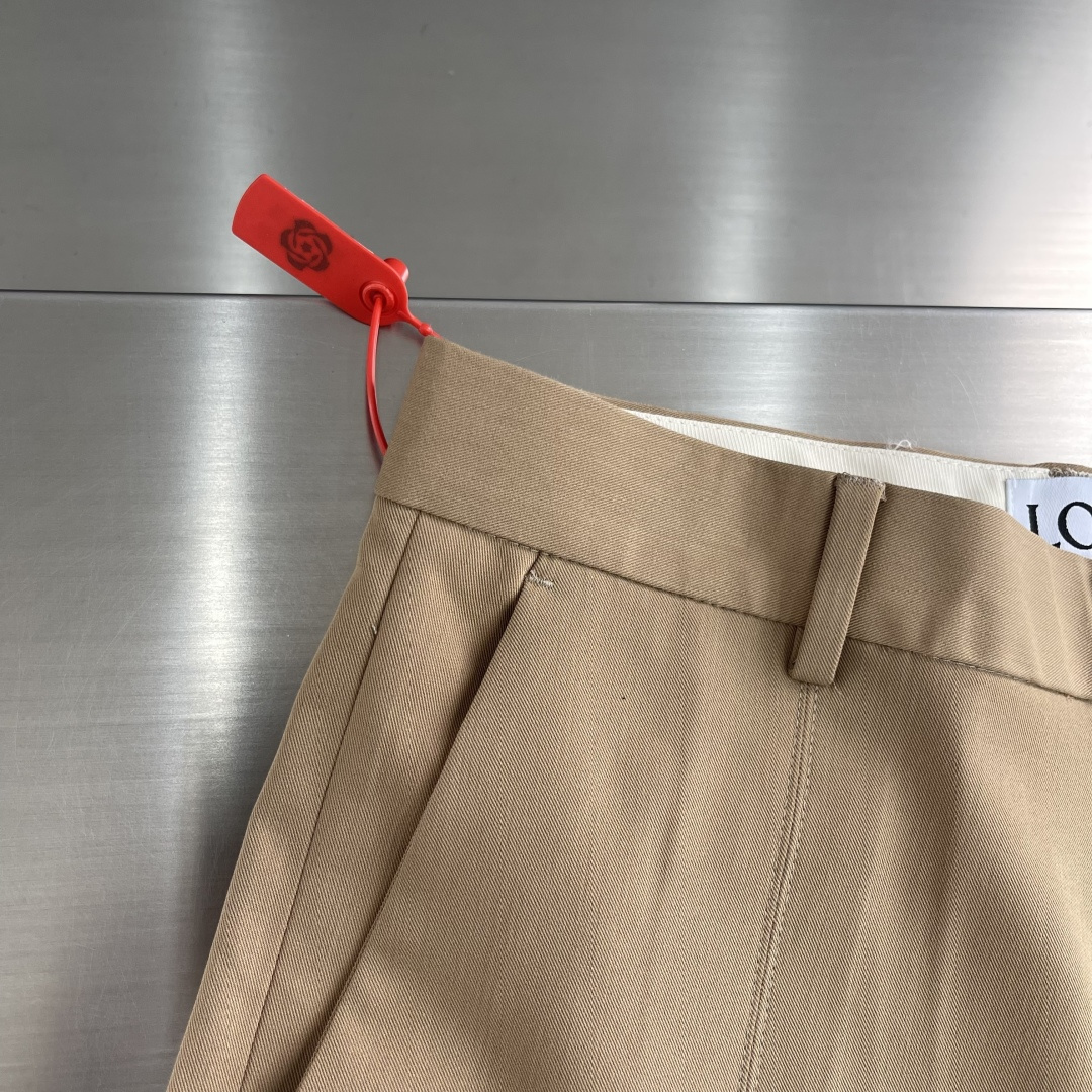 -LOEW 搭扣阔腿长裤定制紧致棉质斜纹精纺料 垂感爽滑 细腻透气 以独特卡其色为底色 质朴而尽显高雅 