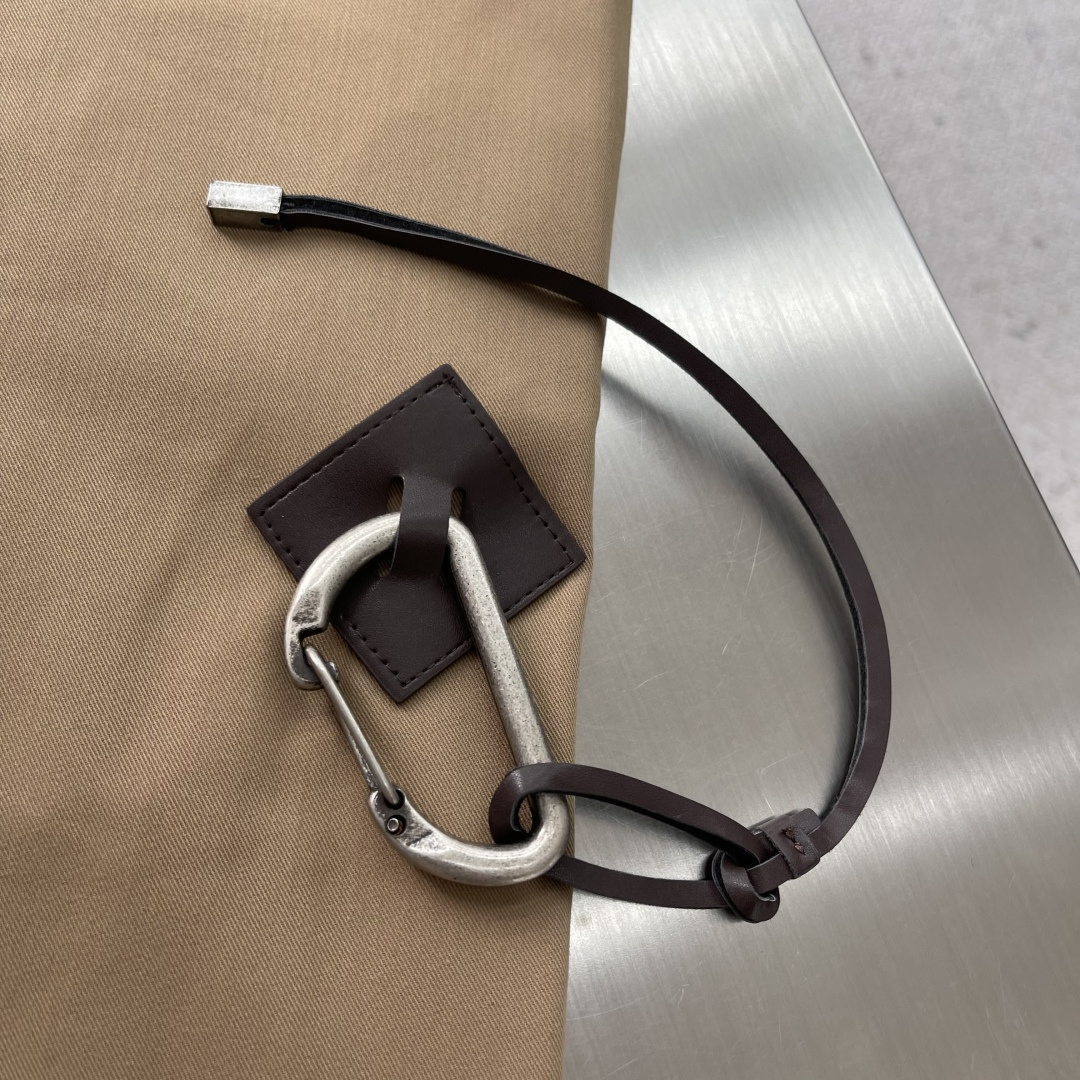 -LOEW 搭扣阔腿长裤定制紧致棉质斜纹精纺料 垂感爽滑 细腻透气 以独特卡其色为底色 质朴而尽显高雅 