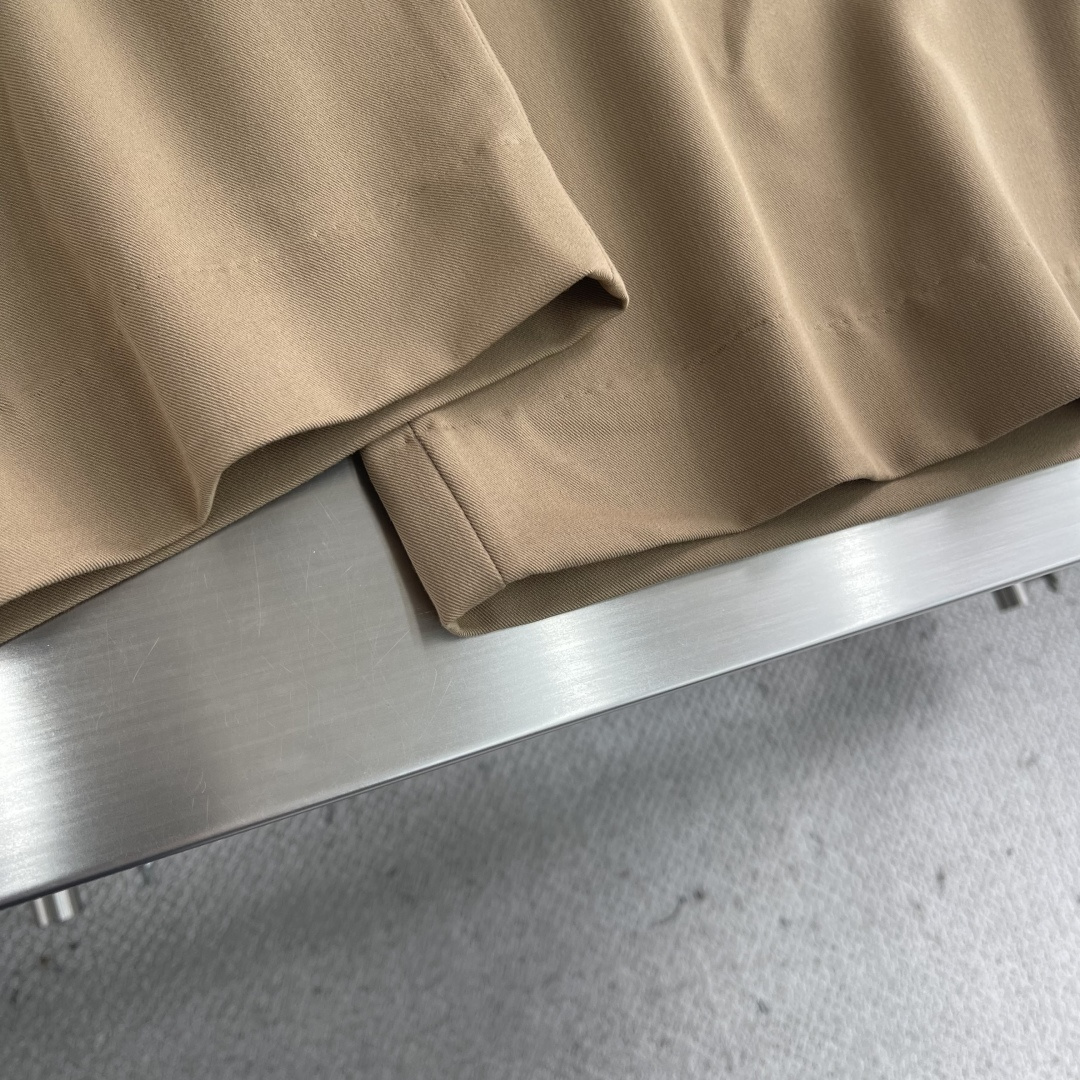 -LOEW 搭扣阔腿长裤定制紧致棉质斜纹精纺料 垂感爽滑 细腻透气 以独特卡其色为底色 质朴而尽显高雅 