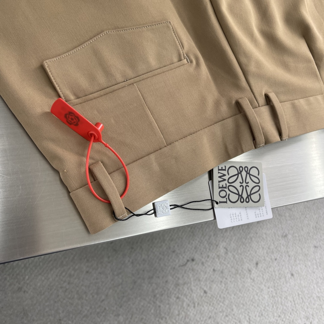 -LOEW 搭扣阔腿长裤定制紧致棉质斜纹精纺料 垂感爽滑 细腻透气 以独特卡其色为底色 质朴而尽显高雅 