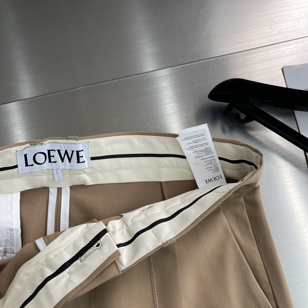 -LOEW 搭扣阔腿长裤定制紧致棉质斜纹精纺料 垂感爽滑 细腻透气 以独特卡其色为底色 质朴而尽显高雅 
