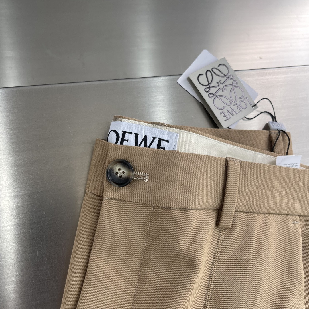 -LOEW 搭扣阔腿长裤定制紧致棉质斜纹精纺料 垂感爽滑 细腻透气 以独特卡其色为底色 质朴而尽显高雅 