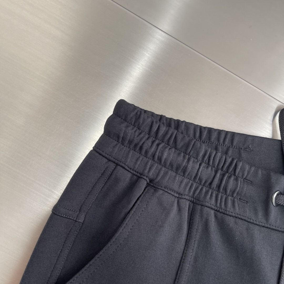 -mon 2025秋冬蒙口休闲时尚卫裤，这款卫裤采用大牌的设计打造时尚潮流感，细节处理精致到位，展现超高