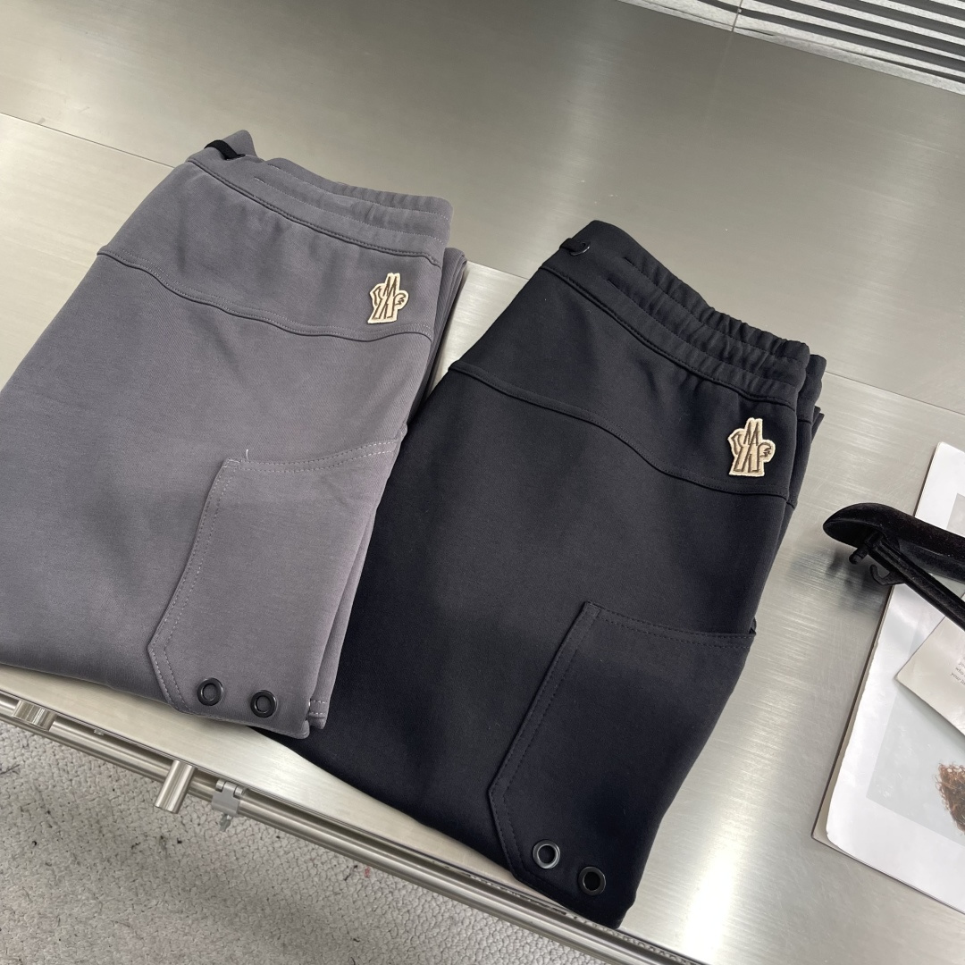 -mon 2025秋冬蒙口休闲时尚卫裤，这款卫裤采用大牌的设计打造时尚潮流感，细节处理精致到位，展现超高