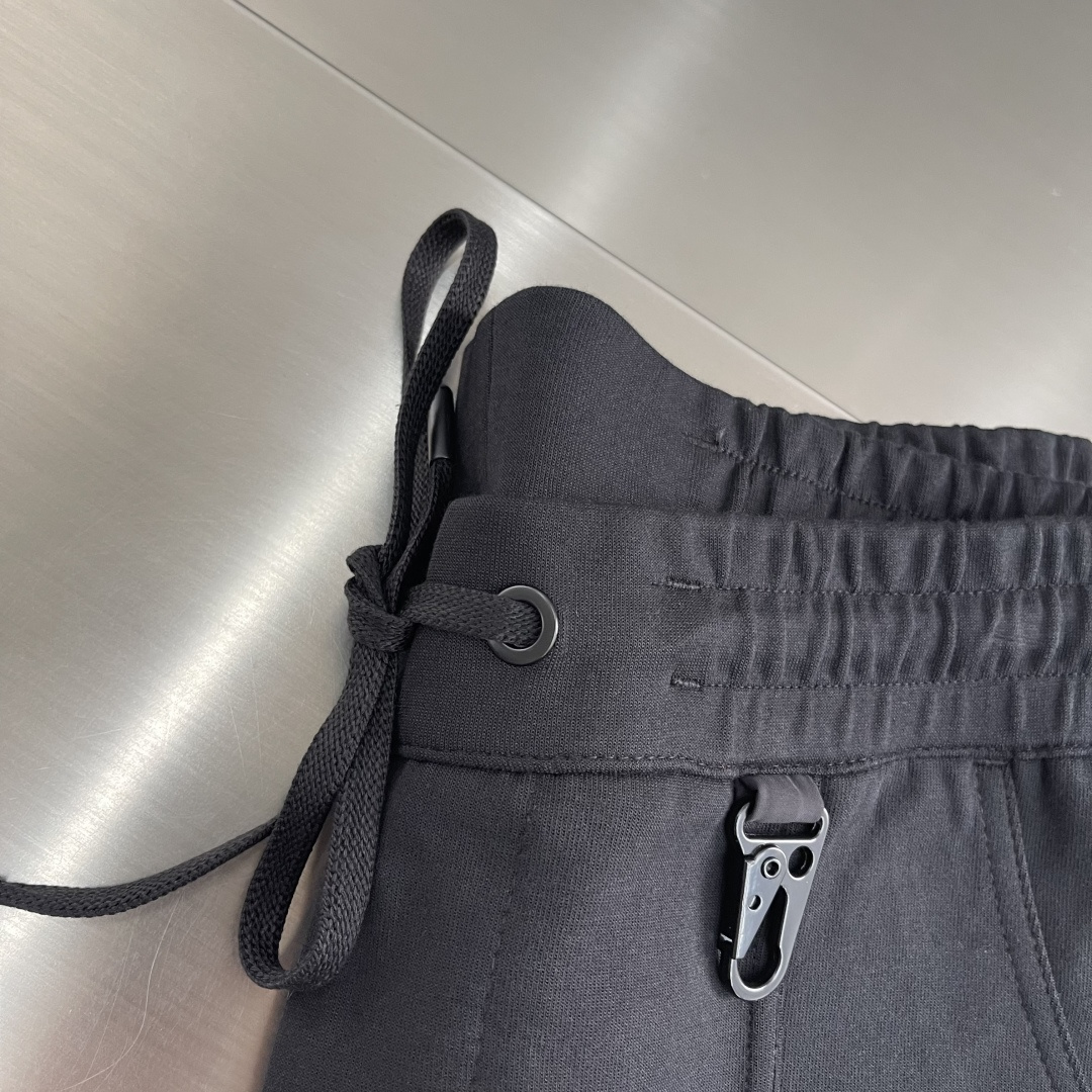 -mon 2025秋冬蒙口休闲时尚卫裤，这款卫裤采用大牌的设计打造时尚潮流感，细节处理精致到位，展现超高