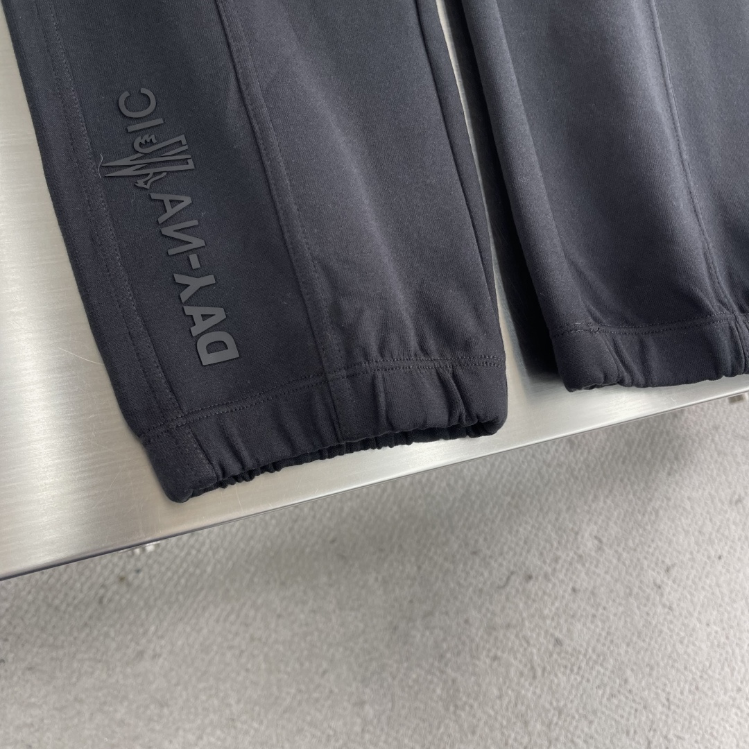 -mon 2025秋冬蒙口休闲时尚卫裤，这款卫裤采用大牌的设计打造时尚潮流感，细节处理精致到位，展现超高