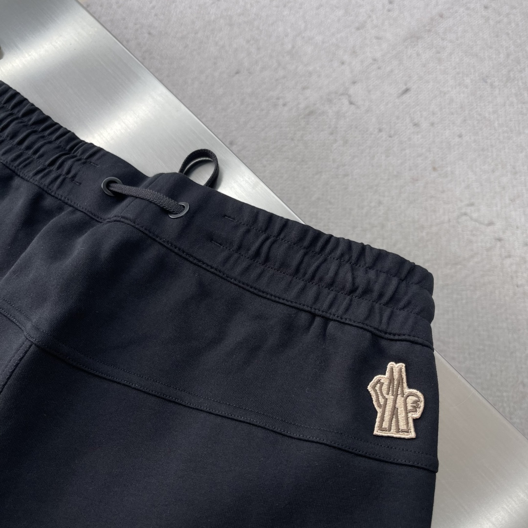 -mon 2025秋冬蒙口休闲时尚卫裤，这款卫裤采用大牌的设计打造时尚潮流感，细节处理精致到位，展现超高