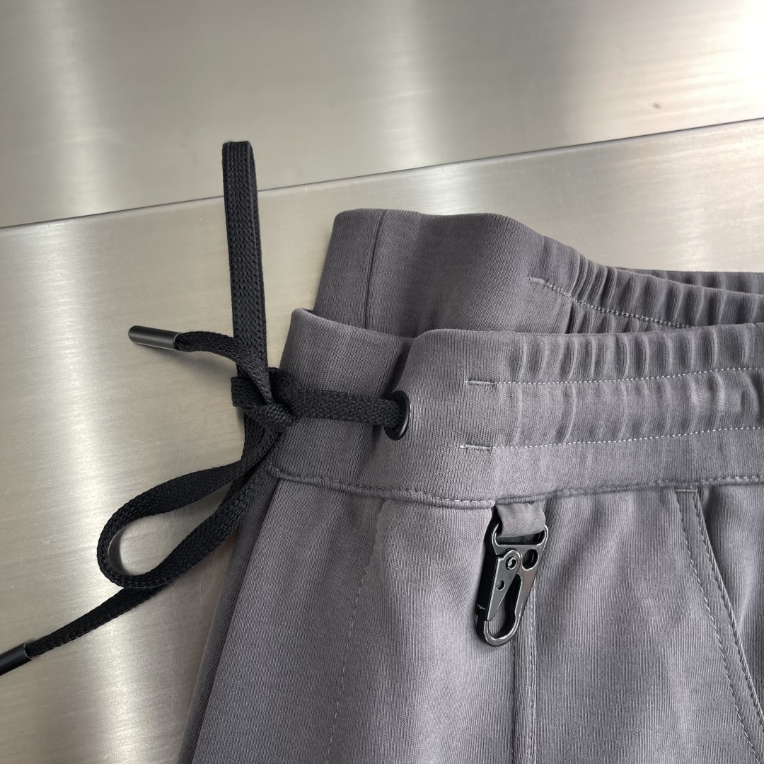 -mon 2025秋冬蒙口休闲时尚卫裤，这款卫裤采用大牌的设计打造时尚潮流感，细节处理精致到位，展现超高