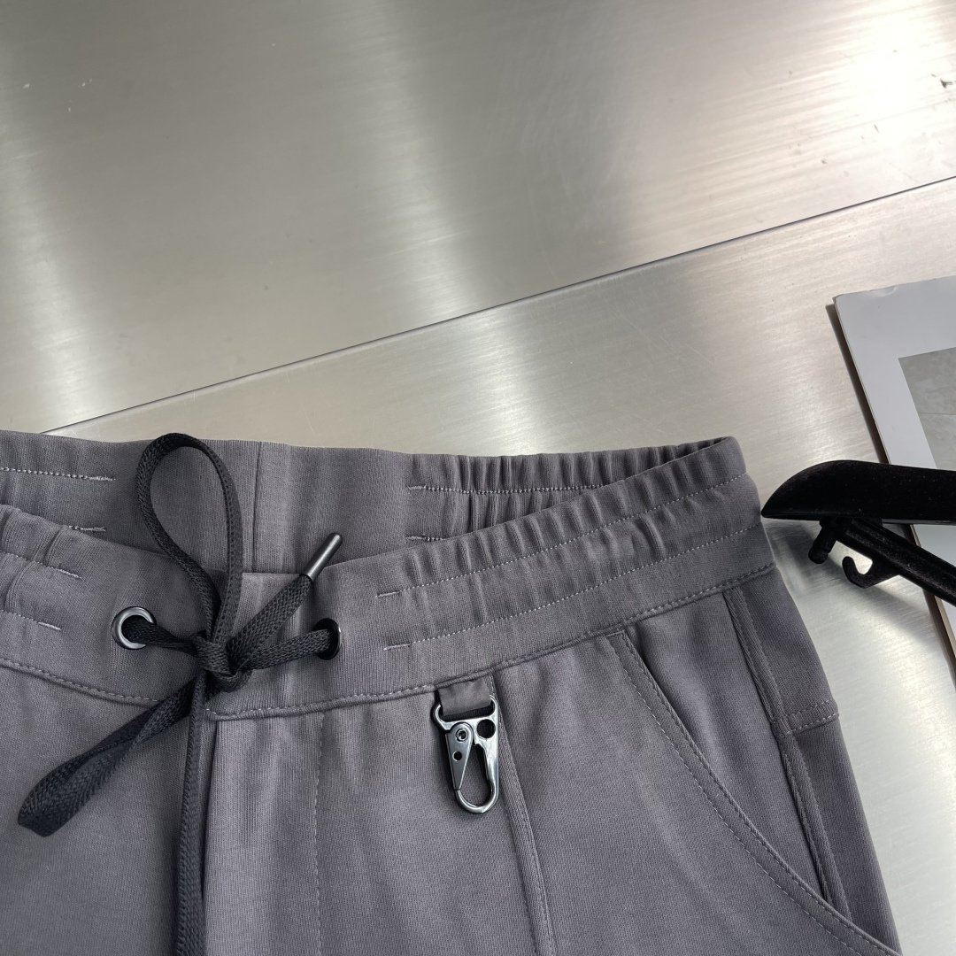 -mon 2025秋冬蒙口休闲时尚卫裤，这款卫裤采用大牌的设计打造时尚潮流感，细节处理精致到位，展现超高