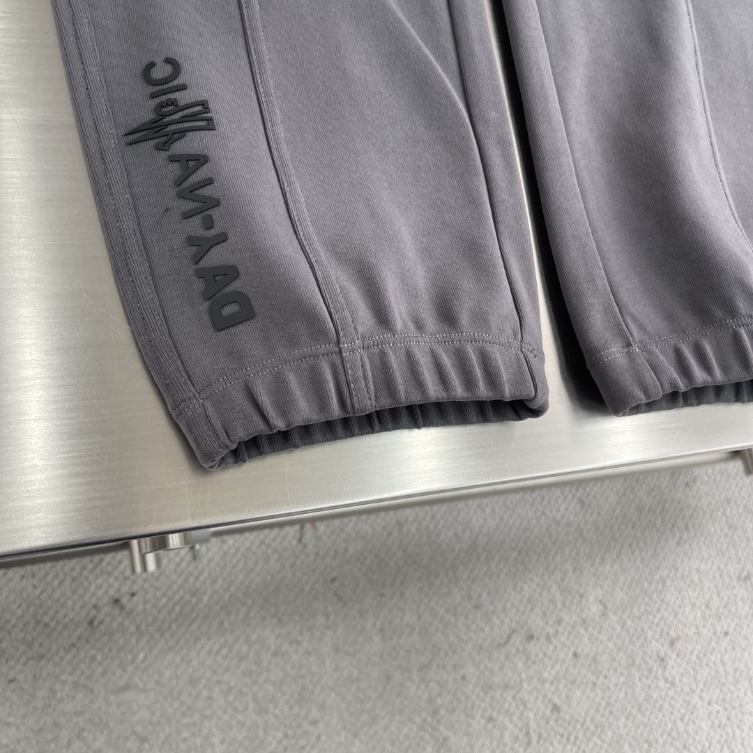 -mon 2025秋冬蒙口休闲时尚卫裤，这款卫裤采用大牌的设计打造时尚潮流感，细节处理精致到位，展现超高