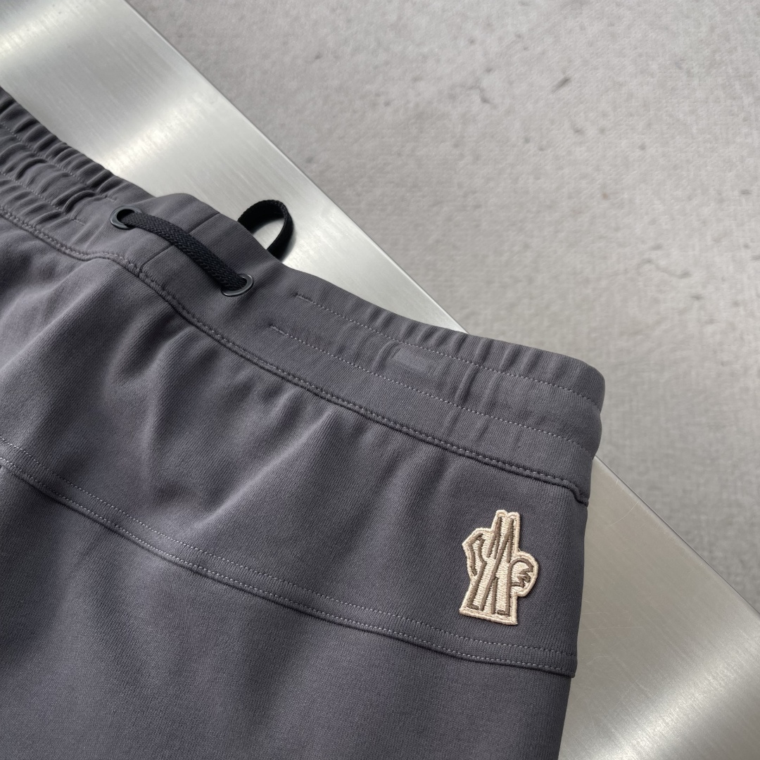 -mon 2025秋冬蒙口休闲时尚卫裤，这款卫裤采用大牌的设计打造时尚潮流感，细节处理精致到位，展现超高