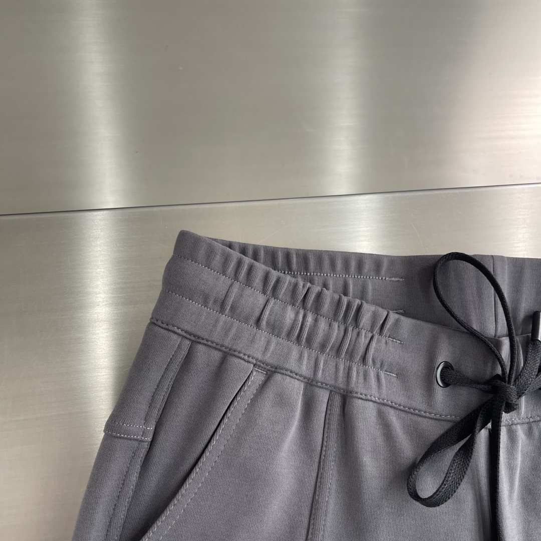 -mon 2025秋冬蒙口休闲时尚卫裤，这款卫裤采用大牌的设计打造时尚潮流感，细节处理精致到位，展现超高