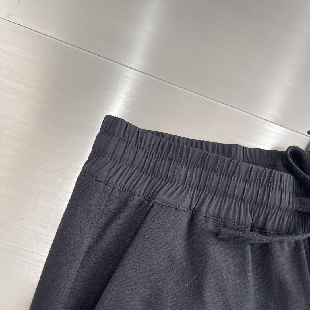 -Loro Piana 2025秋冬休闲时尚卫裤，这款卫裤采用大牌的设计打造时尚潮流感，细节处理精致到位