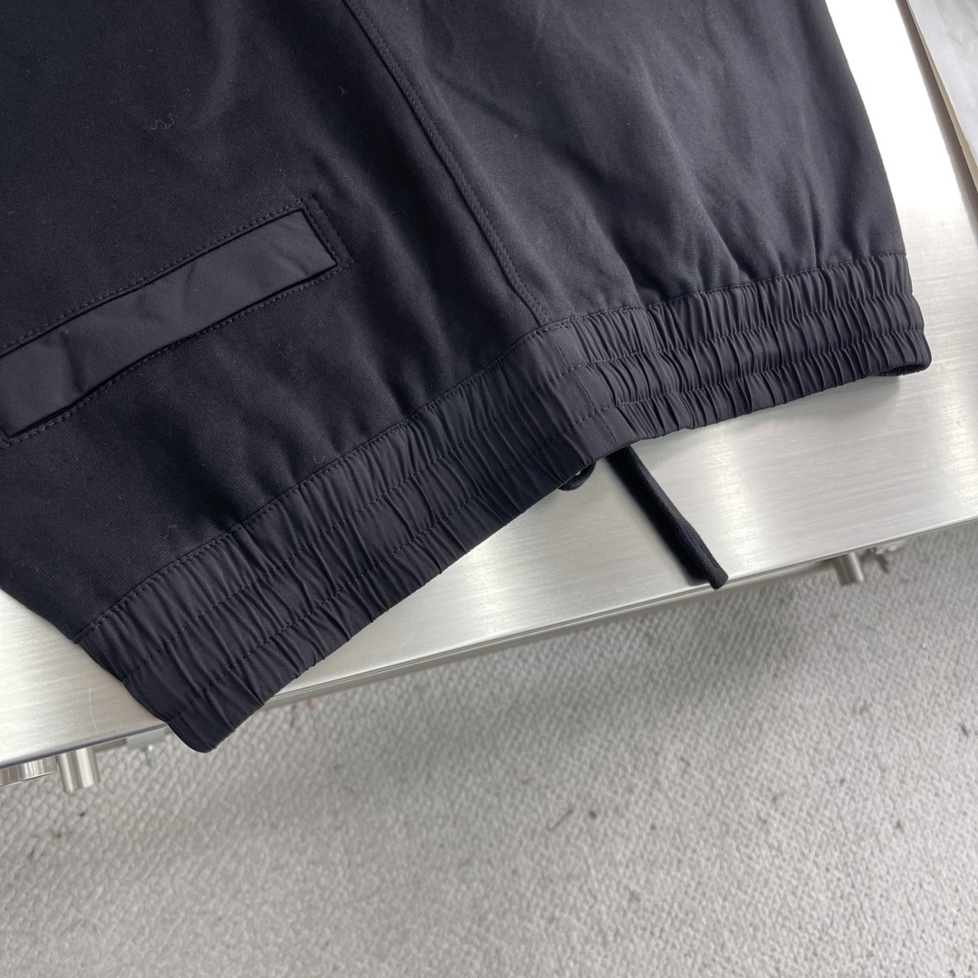 -Loro Piana 2025秋冬休闲时尚卫裤，这款卫裤采用大牌的设计打造时尚潮流感，细节处理精致到位