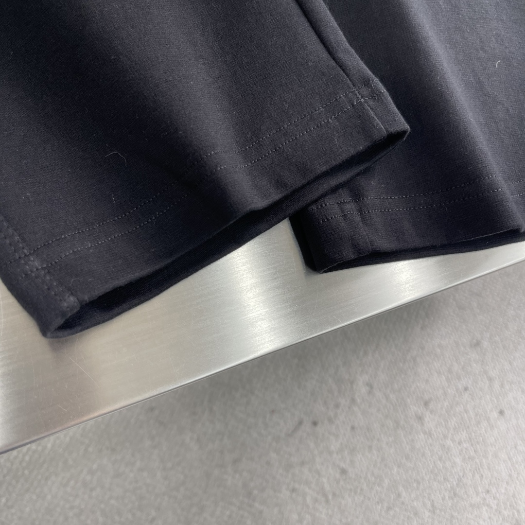 -Loro Piana 2025秋冬休闲时尚卫裤，这款卫裤采用大牌的设计打造时尚潮流感，细节处理精致到位