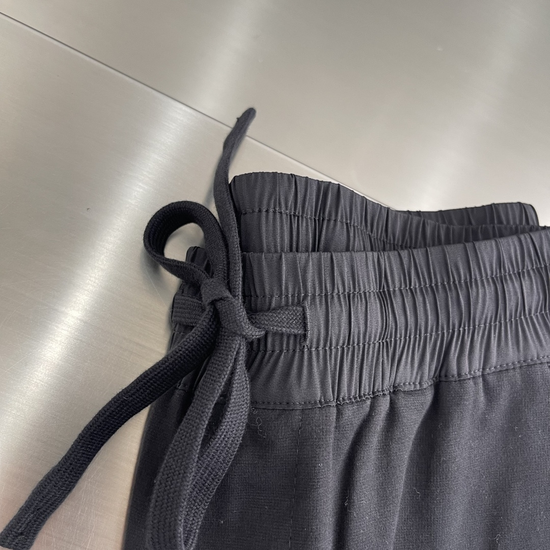 -Loro Piana 2025秋冬休闲时尚卫裤，这款卫裤采用大牌的设计打造时尚潮流感，细节处理精致到位