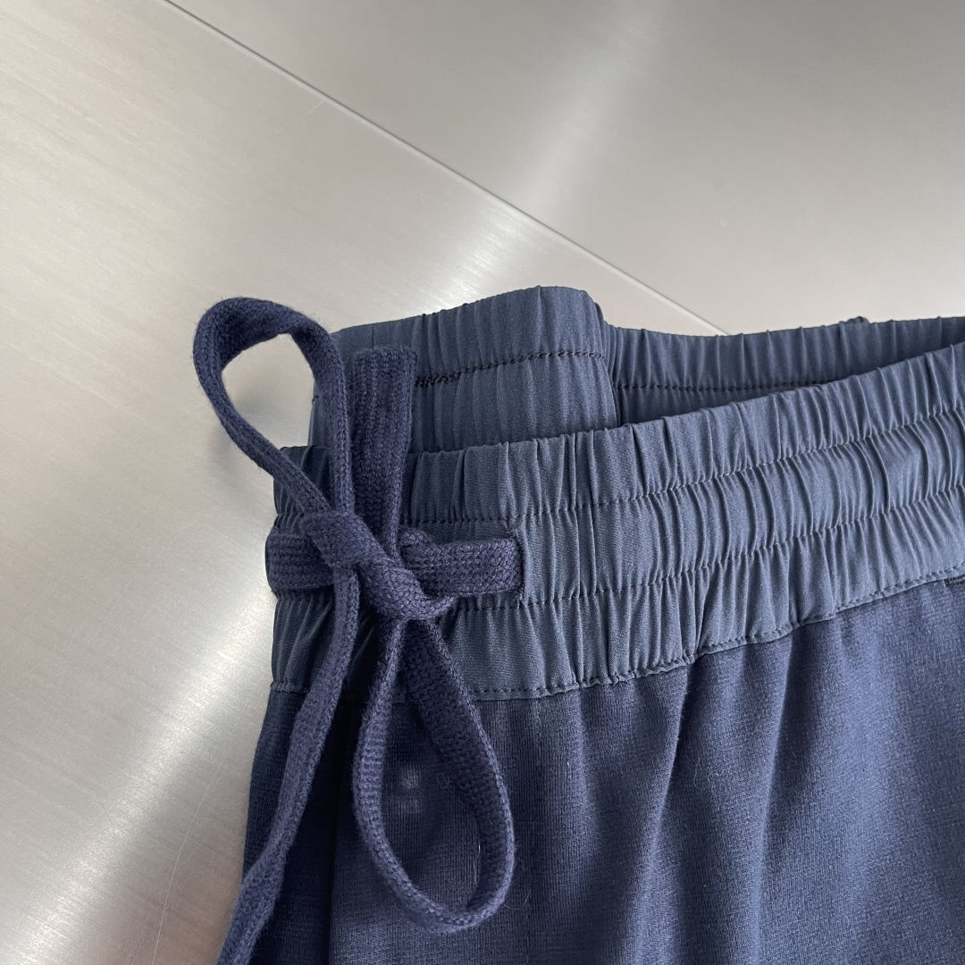 -Loro Piana 2025秋冬休闲时尚卫裤，这款卫裤采用大牌的设计打造时尚潮流感，细节处理精致到位