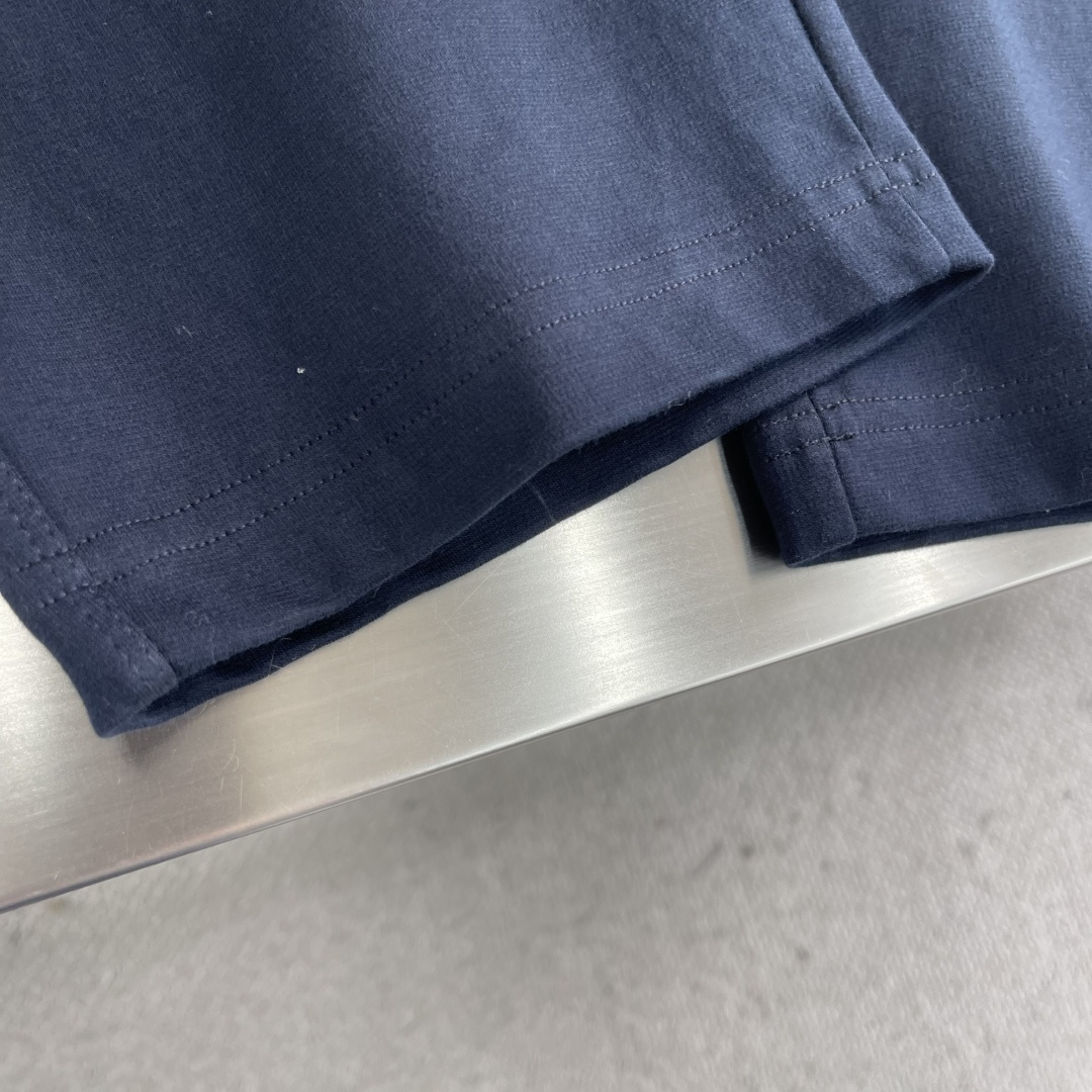 -Loro Piana 2025秋冬休闲时尚卫裤，这款卫裤采用大牌的设计打造时尚潮流感，细节处理精致到位