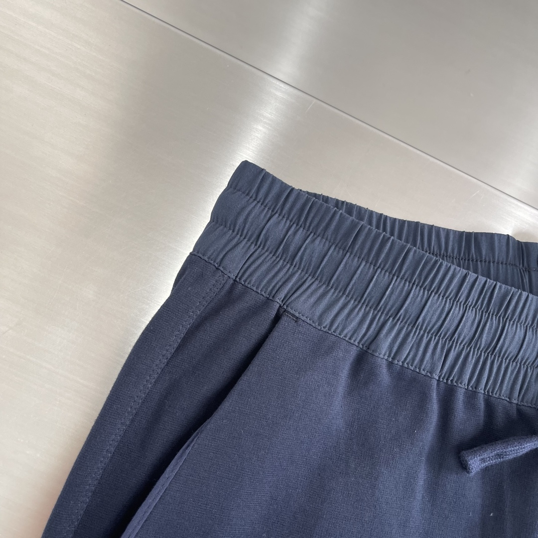 -Loro Piana 2025秋冬休闲时尚卫裤，这款卫裤采用大牌的设计打造时尚潮流感，细节处理精致到位