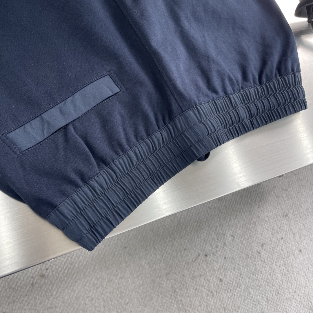 -Loro Piana 2025秋冬休闲时尚卫裤，这款卫裤采用大牌的设计打造时尚潮流感，细节处理精致到位