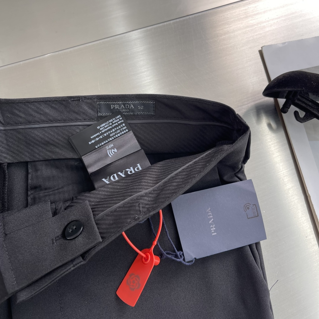 -PRAD 三角标休闲西裤定制涤尚抗皱西裤绸 柔软细腻 舒适贴肤 邂逅正装廓形 造就崇尚矛盾对立的服饰系