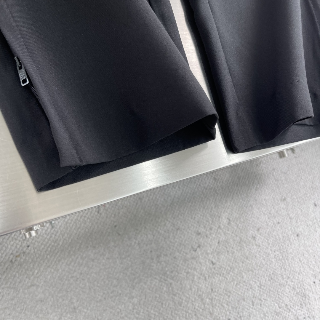 -PRAD 三角标休闲西裤定制涤尚抗皱西裤绸 柔软细腻 舒适贴肤 邂逅正装廓形 造就崇尚矛盾对立的服饰系