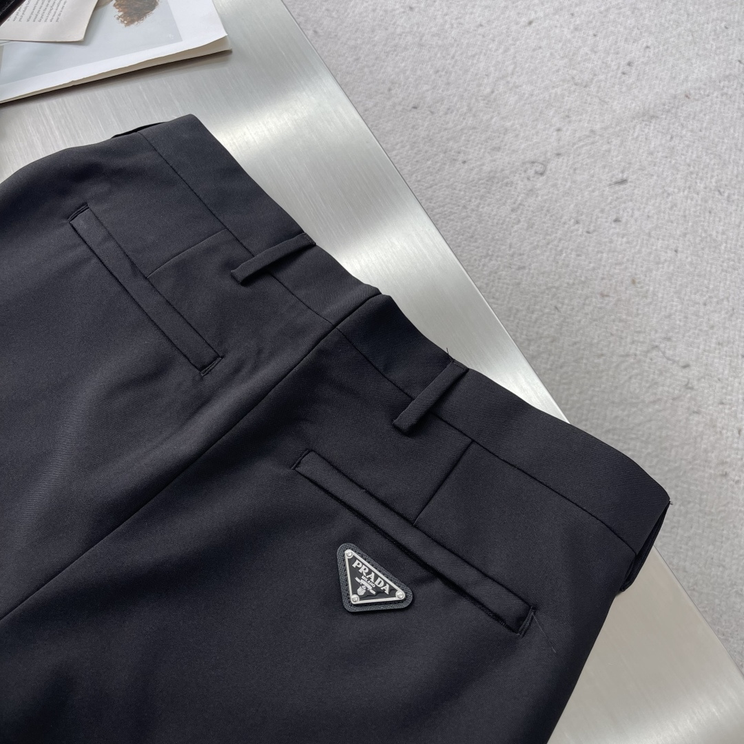 -PRAD 三角标休闲西裤定制涤尚抗皱西裤绸 柔软细腻 舒适贴肤 邂逅正装廓形 造就崇尚矛盾对立的服饰系