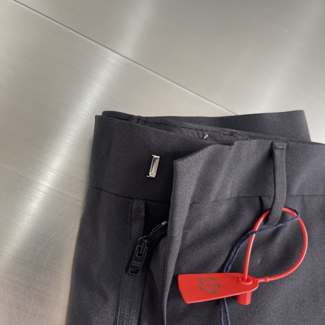 -PRAD 三角标休闲西裤定制涤尚抗皱西裤绸 柔软细腻 舒适贴肤 邂逅正装廓形 造就崇尚矛盾对立的服饰系