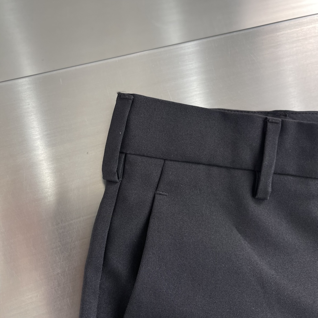 -PRAD 三角标休闲西裤定制涤尚抗皱西裤绸 柔软细腻 舒适贴肤 邂逅正装廓形 造就崇尚矛盾对立的服饰系