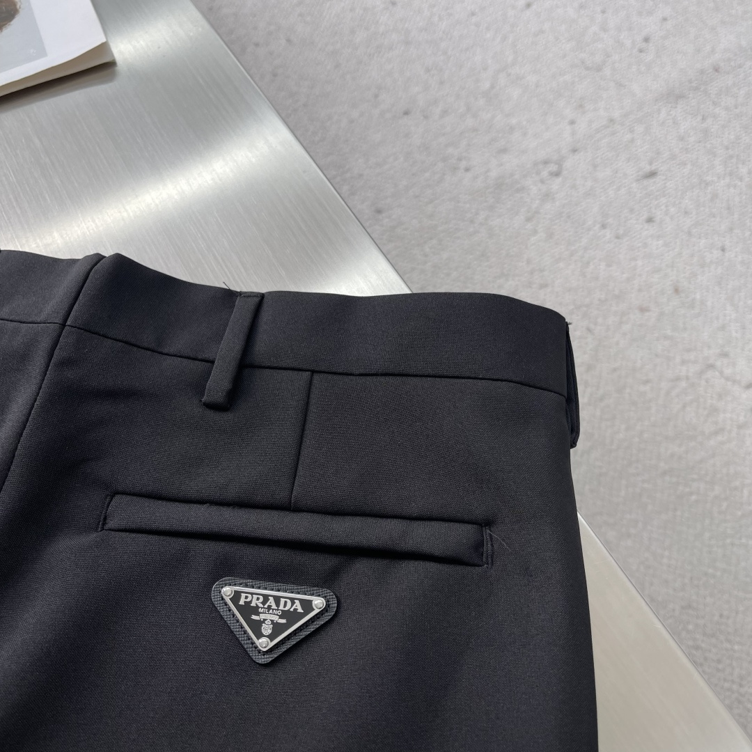 -PRAD 三角标休闲西裤定制涤尚抗皱西裤绸 柔软细腻 舒适贴肤 邂逅正装廓形 造就崇尚矛盾对立的服饰系