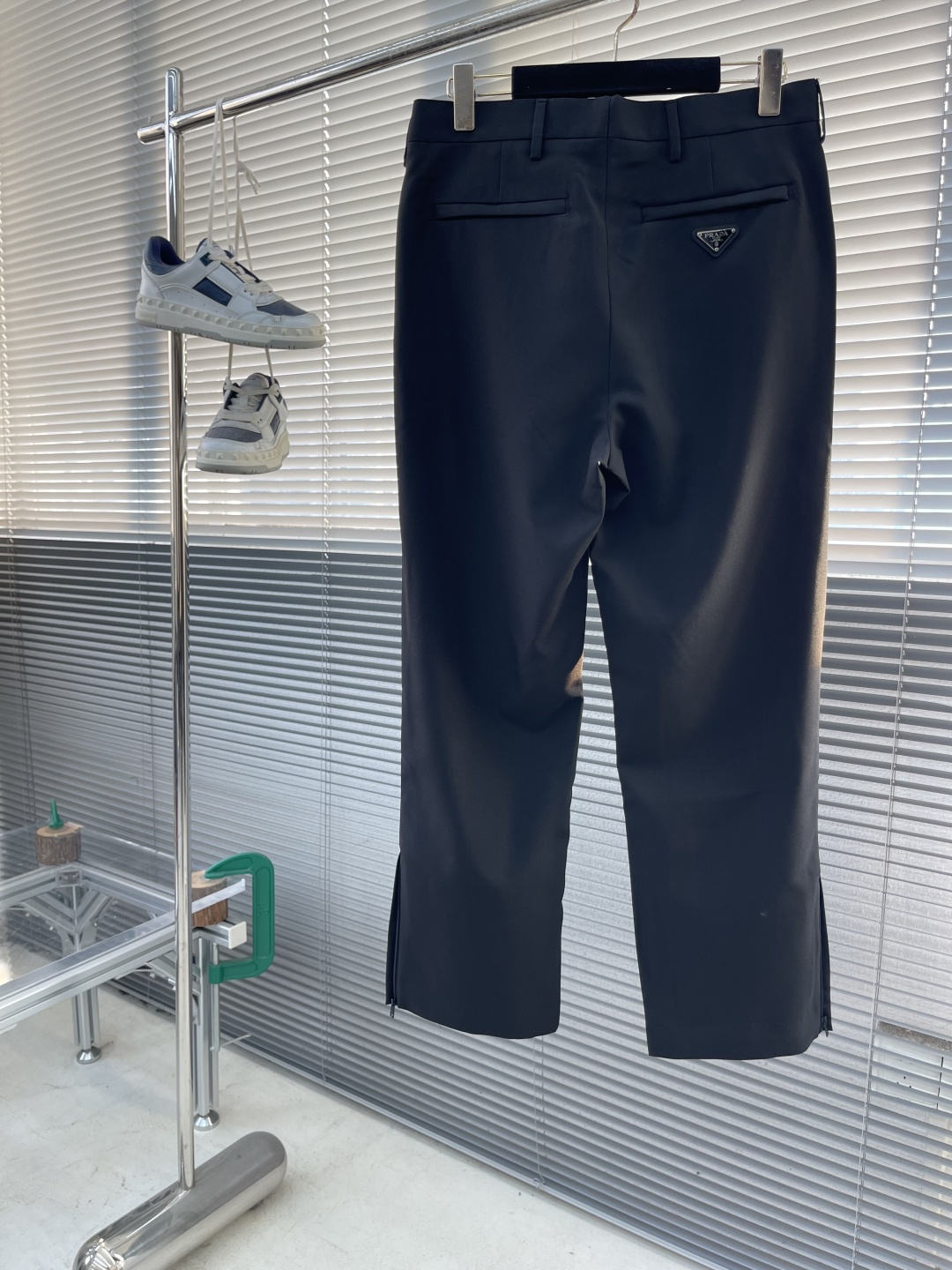 -PRAD 三角标休闲西裤定制涤尚抗皱西裤绸 柔软细腻 舒适贴肤 邂逅正装廓形 造就崇尚矛盾对立的服饰系