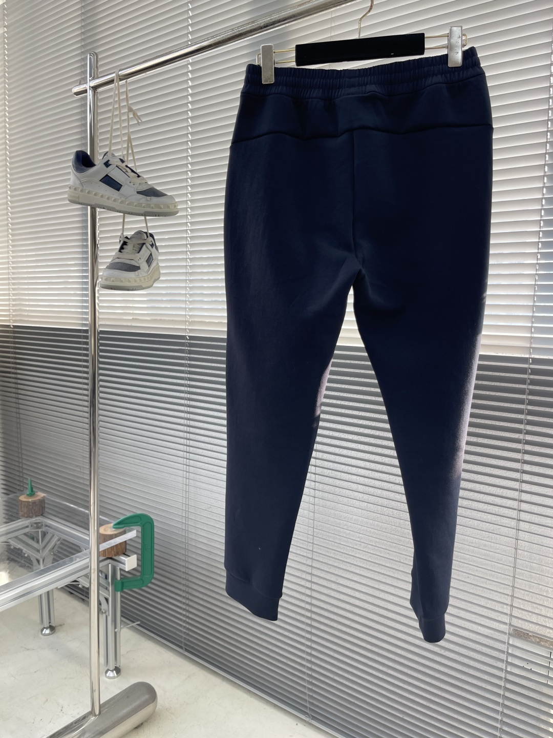 -迪桑特 秋日衣橱里，一条兼具舒适与型格的卫裤必不可少，这款秋季男士束脚口卫裤便是优选。它采用定制斐乐棉