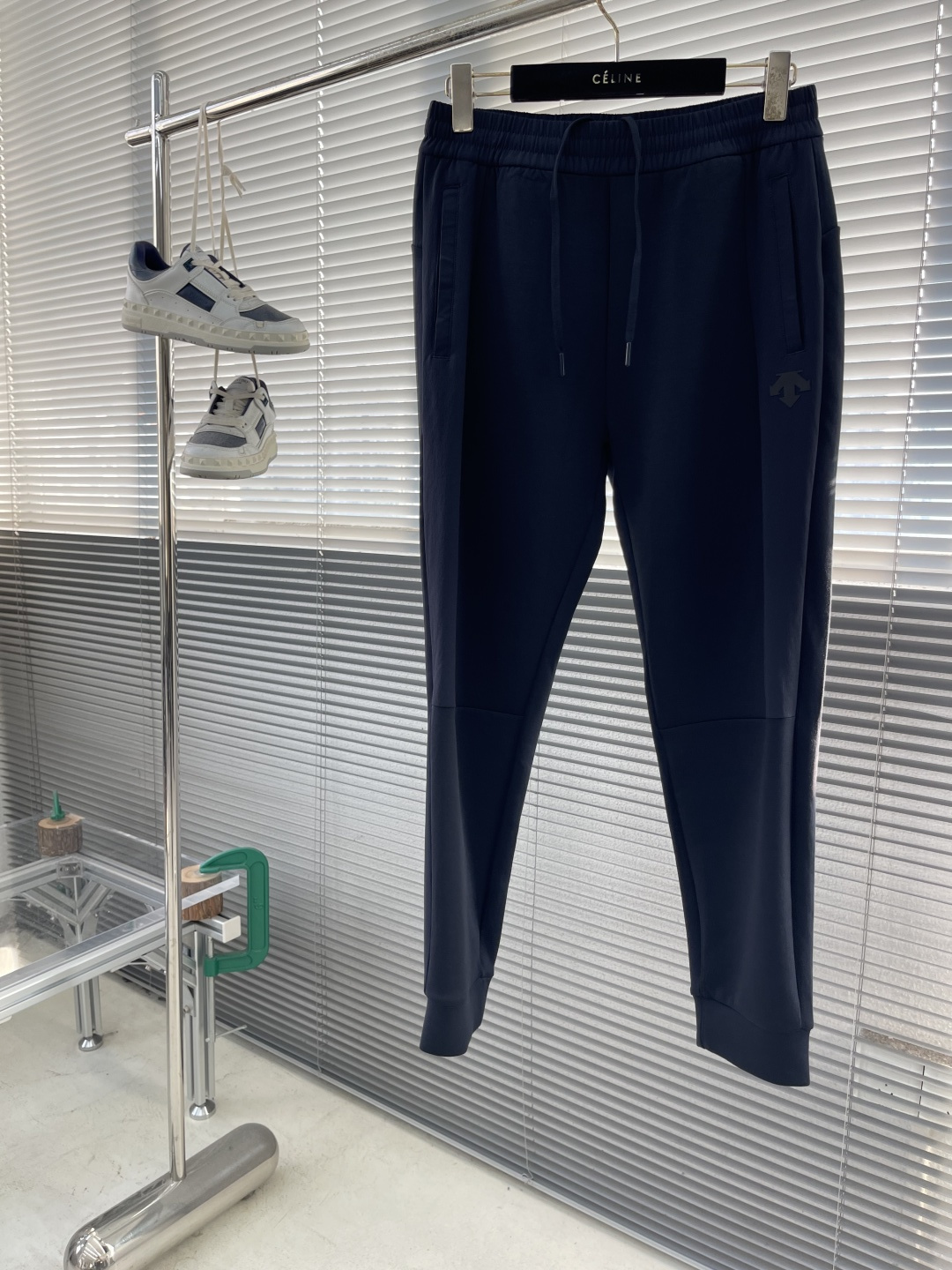 -迪桑特 秋日衣橱里，一条兼具舒适与型格的卫裤必不可少，这款秋季男士束脚口卫裤便是优选。它采用定制斐乐棉