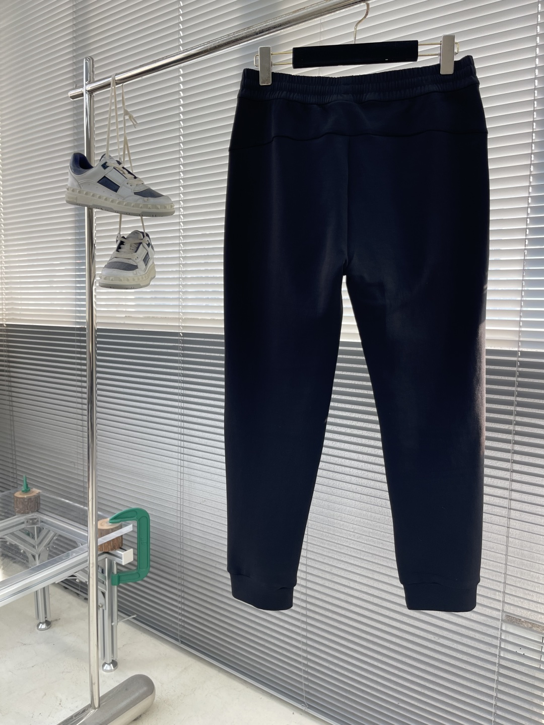 -迪桑特 秋日衣橱里，一条兼具舒适与型格的卫裤必不可少，这款秋季男士束脚口卫裤便是优选。它采用定制斐乐棉