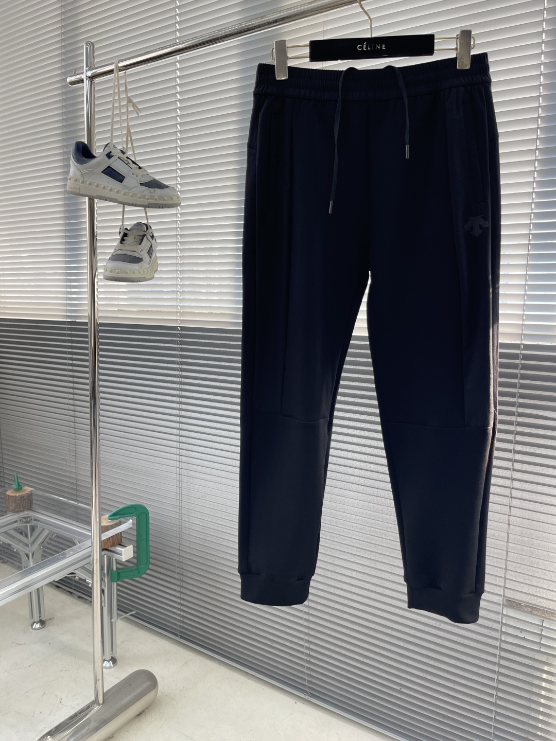 -迪桑特 秋日衣橱里，一条兼具舒适与型格的卫裤必不可少，这款秋季男士束脚口卫裤便是优选。它采用定制斐乐棉