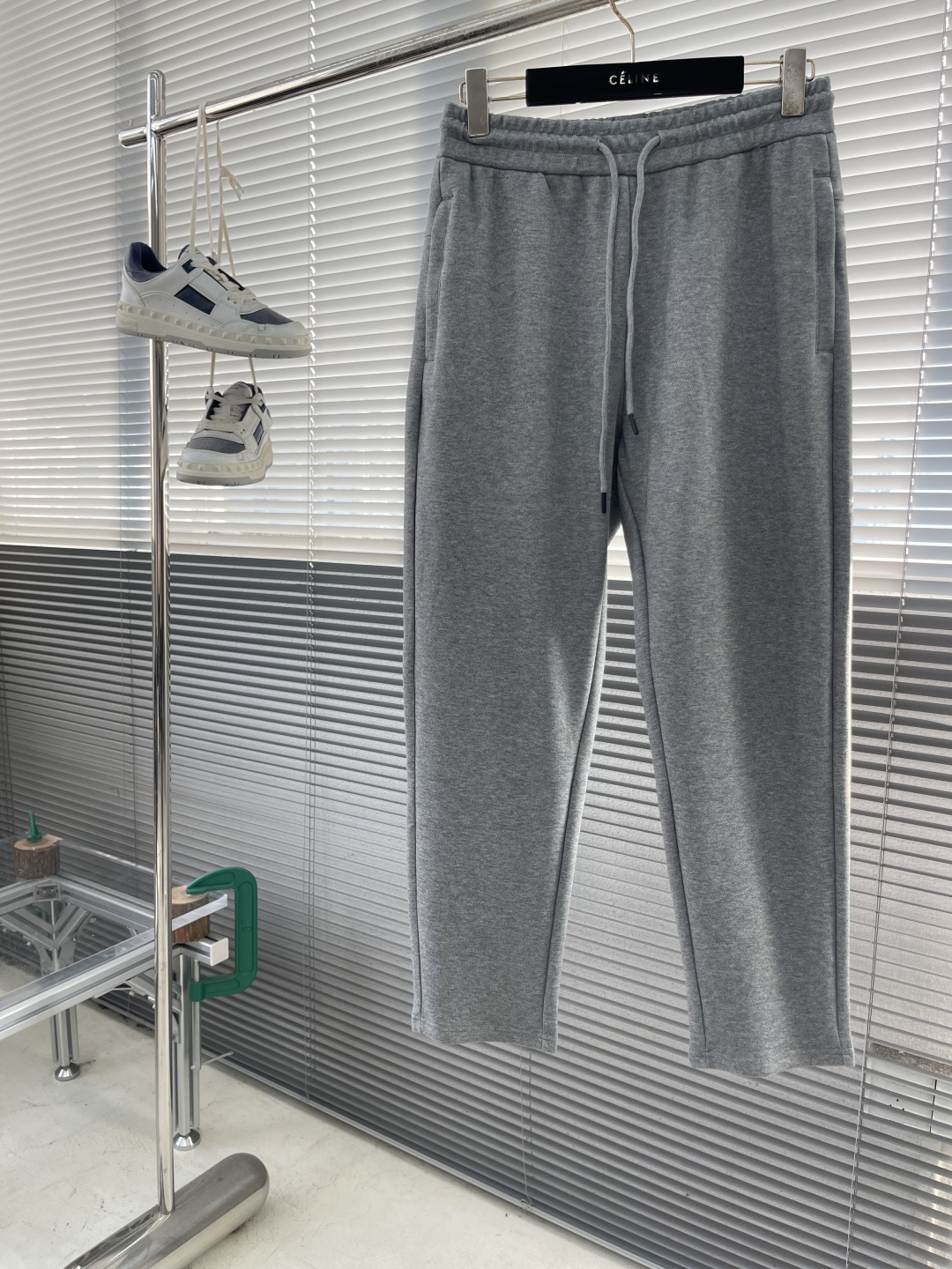 -lululemon 男士秋款直筒卫裤，是秋季时尚与舒适的完美结合。在面料上，采用高品质客订珠地空气层面