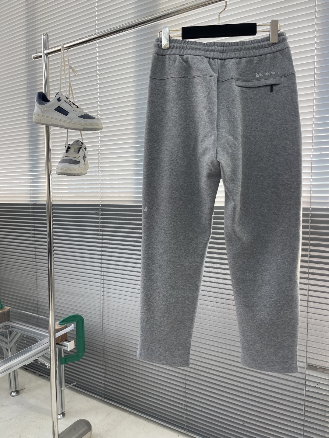 -lululemon 男士秋款直筒卫裤，是秋季时尚与舒适的完美结合。在面料上，采用高品质客订珠地空气层面