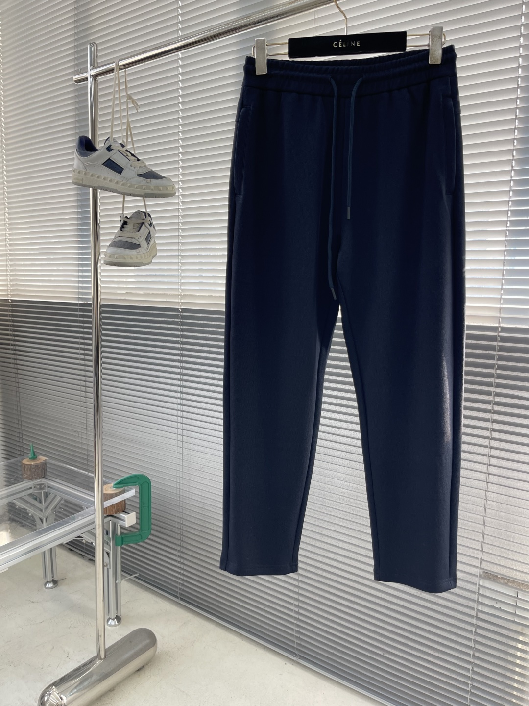 -lululemon 男士秋款直筒卫裤，是秋季时尚与舒适的完美结合。在面料上，采用高品质客订珠地空气层面