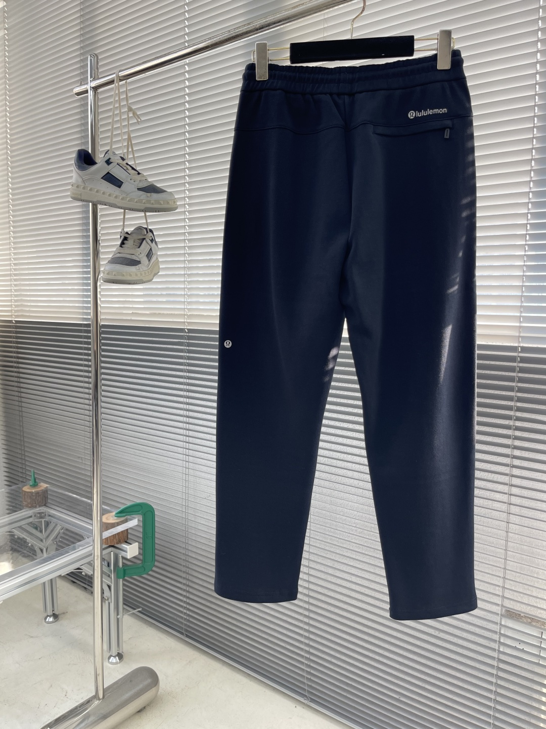 -lululemon 男士秋款直筒卫裤，是秋季时尚与舒适的完美结合。在面料上，采用高品质客订珠地空气层面
