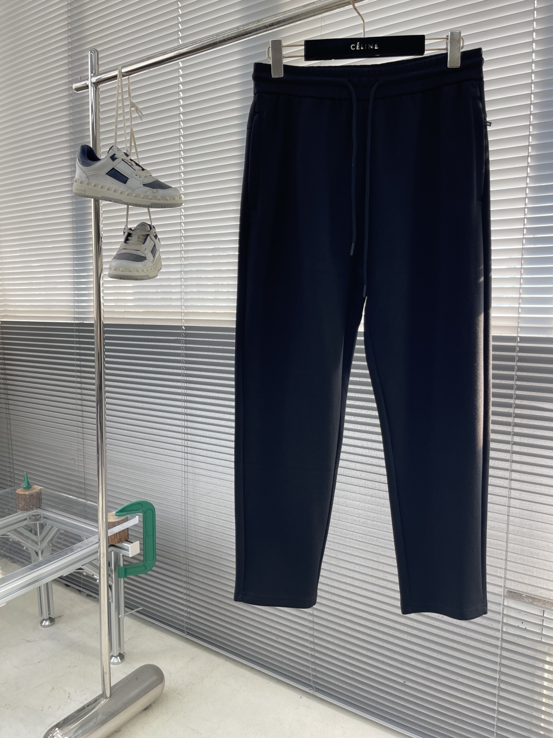 -lululemon 男士秋款直筒卫裤，是秋季时尚与舒适的完美结合。在面料上，采用高品质客订珠地空气层面