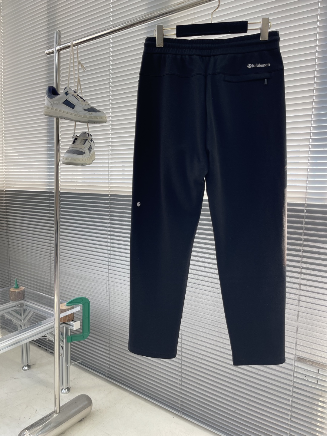 -lululemon 男士秋款直筒卫裤，是秋季时尚与舒适的完美结合。在面料上，采用高品质客订珠地空气层面
